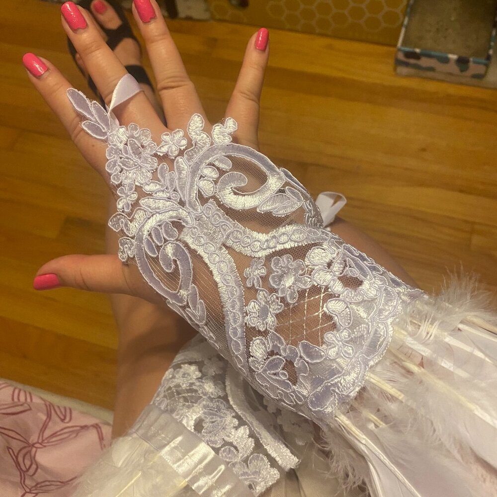 Feather Hand Gloves White Good Condition